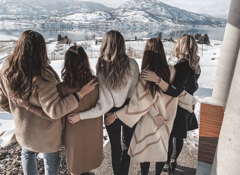 Besties Pictures, City Life Aesthetic, Girls Squad, Friend Group Pictures, Sisters Goals, 5 Best Friends, Sisters Photoshoot Poses, Squad Pictures, Girl Gang Aesthetic