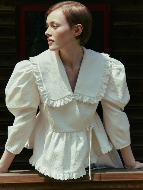 Big Collar Blouse Outfit, Wrap Blouse Outfit, Collar Blouse Outfit, Big Collar Blouse, Collar Outfits, Ruffle Collar Blouse, Fashion Trend Forecast, Voluminous Sleeves, Big Collar