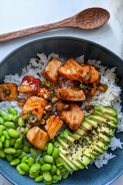 Salmon Sushi Bowl, Vegetarische Diners, Sushi Bowl Recipe, Rice Meat, Plats Healthy, Pasti Sani, Sushi Bowl, Salmon Sushi, Idee Pasto