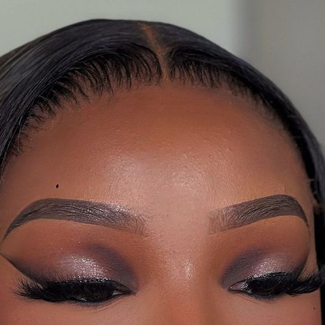 NaturalFaced Artistry 🖌 on Instagram: "Dramatic glam 🤎🖤😍" Make Up Glam Look, Cat Eye Makeup Black Women, Siren Eyes Black Women, Cut Crease Eyeshadow Black Women, Black Girls Makeup Looks, Dark Skinned Makeup, Makeup Inspo Black Women, Black Eye Makeup Looks, Black Women Makeup Looks