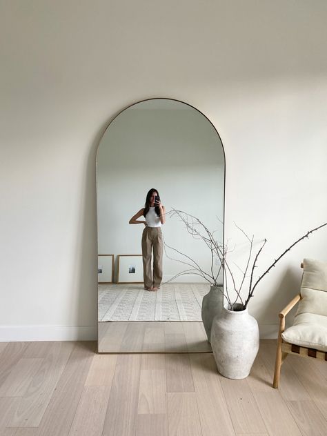 Arch Mirror Decor, Mirror Decor Living Room, Cream Room, Mirror Room, تصميم للمنزل العصري, Scandinavian Bedroom, Bedroom Style, غرفة ملابس, Apartment Decor Inspiration