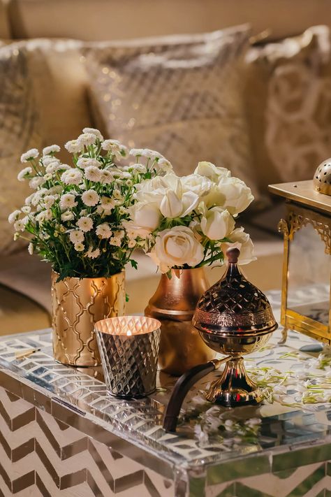 A heady mix of cultures and love, this wedding designed by Aroosi was all things luxe and beautiful! White Diwali Decor, Indian Floral Decor, Navratri 2023, Coffee Table Flowers, Diwali 2022, Amazing Wedding Ideas, Furniture Styling, Home Flower Decor, Indian Table