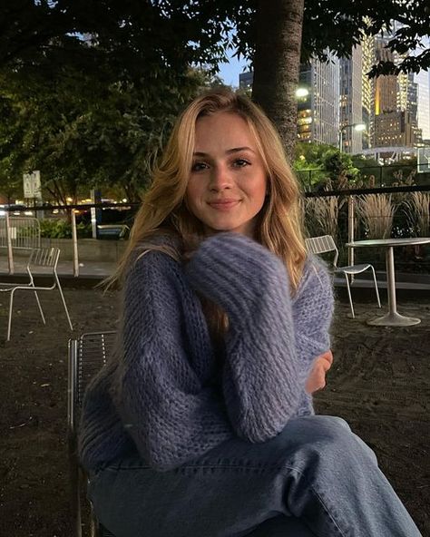 emma on Instagram: "chunky knits only" New York Park, Blue Sweater Outfit, Periwinkle Sweater, Study Outfit, Winter Outfits Aesthetic, Chunky Knits, Autumn Fits, Outfit Plan, New York Aesthetic