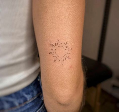 Women’s Sun Tattoo, Dog And Sun Tattoo, Minimalist Sunshine Tattoo, Smiley Sun Tattoo, Tony Tattoo Ideas, Sun Tattoo On Ribs, Small Sun Tattoo Ideas, Sun Tattoo Designs For Women Beautiful, Realistic Sun Tattoo