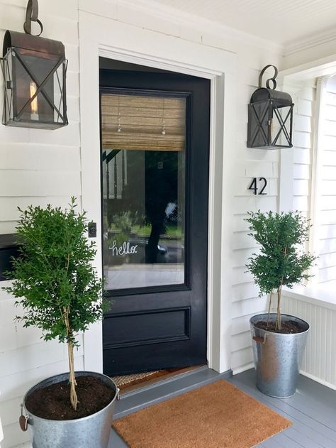 A simple,HELLO made with a Sharpie water based paint pen- pretty entryway - Modern Farmhouse Entryway New England #entryway #frontporch #sharpiehello Farmhouse Front Porch Decorating, Farmhouse Front Porch Decor, Modern Farmhouse Entryway, Entryway Modern, Farmhouse Exterior Design, Interior Design Minimalist, Farmhouse Front Door, Farmhouse Entryway, Farmhouse Front Porches