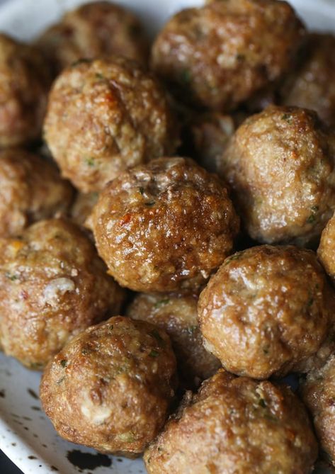 This easy Baked Meatball Recipe makes delicious, flavor packed meatballs done in under 30 minutes and can be used in tons of dinner ideas! Use these oven baked meatballs for Meatball Subs, Spaghetti and Meatballs, a Meatball Pizza, a game day appetizer, and so much more! #cookiesandcups #meatballs #meatballrecipe #bakedmeatballs #30minutemeal Oven Cooked Meatballs, Baked Meatballs And Gravy, How To Bake Meatballs In The Oven, Baked Mini Meatballs, Meatballs In Oven Baking, Meatball Recipes Oven, Meatballs For Meatball Subs, Bbq Meatballs Baked In Oven, Meatballs For Appetizers