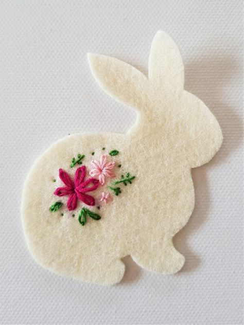 Felt Bunny Pattern, Felt Bunnies, Felt Easter Crafts, Felt Craft Projects, Felt Ornaments Patterns, Felt Animal Patterns, Bunny Embroidery, Felt Crafts Christmas, Easter Craft Decorations