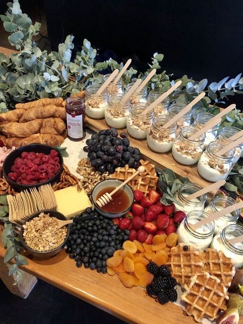 Brunch Ideas Buffet Tables, Charcuterie Breakfast Table, Cute Breakfast Buffet Ideas, Home Brunch Party Ideas, Brunch Charcuterie Board Table, Bridal Breakfast Platter, B&b Breakfast Buffet, Healthy Breakfast Buffet Ideas, Gluten Free Breakfast Buffet Ideas