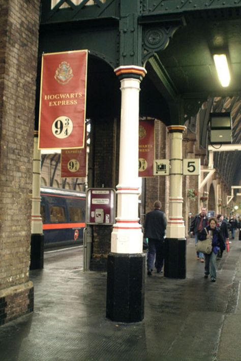 The Fictional Platform 9 3/4 . Kings Cross Station . Where Harry Potter departs for Hogwarts Harry Potter Station 9 3/4, Platform 9 3/4, Hogwarts Train Station, Kings Cross Station Harry Potter, Harry Potter Train Station, Hogwarts Station, Hogwarts Halloween, London In January, Free Use Images