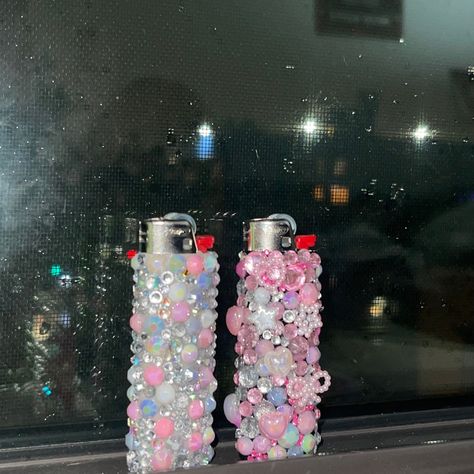 Decorated Lighters Gems, Decorate Lighters Diy, Lighter Diy Decorated, Decorating Lighters Diy, Badazzel Lighters, Cart Battery Pen Decorated, Diy Lighter Decor, Cute Lighters Diy, Badazzel Cart Battery