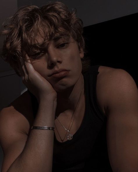 Peter Pan Kostüm, Dirty Blonde Hair, Photographie Portrait Inspiration, Blonde Boys, Holly Black, Blonde Guys, Aesthetic Guys, 인물 사진, Poses For Men