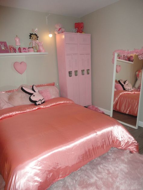 Early 2000s Bedroom, Y2k Bedroom Aesthetic, 2000s Bedroom, 2000s Room, Bedroom Guide, Y2k Bedroom, Girly Room Decor, Neon Bedroom, Barbie Room