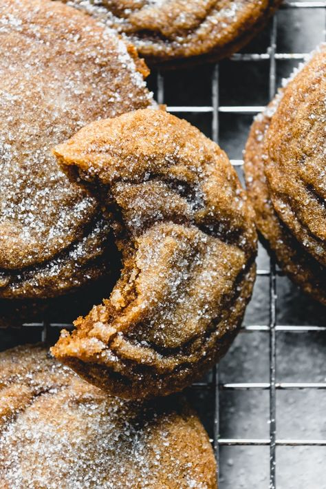 These Soft & Chewy Molasses Cookies are mildly spiced and a year-round classic that deserve special attention at Christmas time. Chewy Chocolate Brownies, Chewy Molasses Cookies, Molasses Cookies Recipe, Chocolate Brownie Cookies, Blackstrap Molasses, St Patricks Day Food, Cookie House, Molasses Cookies, Ginger Cookies