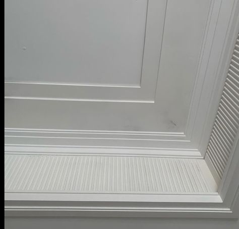 Pop Moulding Design On Ceiling, Fluted Crown Molding, Ceiling Trim Detail, Pop Moulding Ceiling, Simple Cornice Ceiling, Fluted Ceiling Design, Cornice Ceiling Design, Cornice Design Ceilings, Pop Molding Design