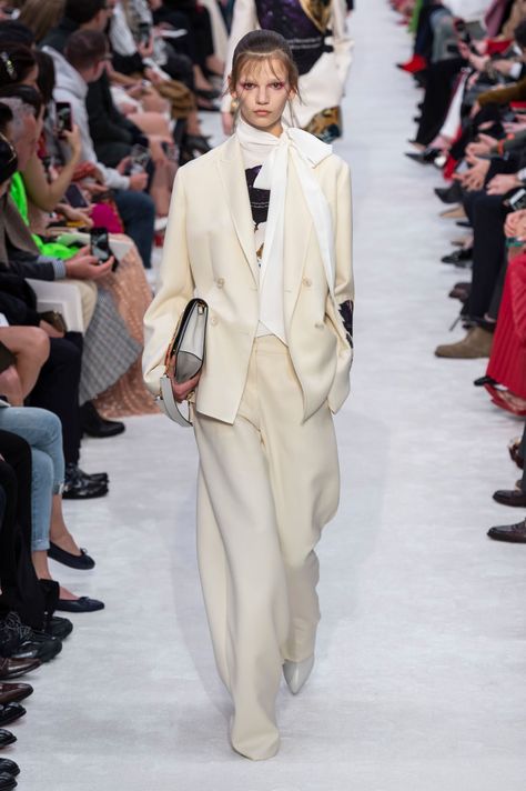 Pants Runway, Valentino Suit, Valentino Runway, Valentino Couture, Womenswear Fashion, Pat Mcgrath, Valentino Women, 2019 Fashion, Latest Outfits