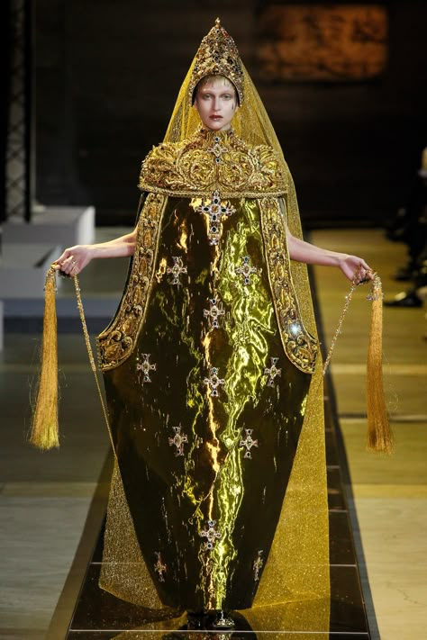 Guo Pei Spring 2017 Couture https://www.vogue.com/fashion-shows/spring-2017-couture/guo-pei/slideshow/collection#15 Guo Pei Couture, Imperiul Roman, Guo Pei, Heavenly Bodies, Spring Couture, Couture Mode, Fashion Costume, Fantasy Fashion, Fashion Runway