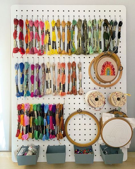 Jenny ~ Embroidery Hoop Art on Instagram: “Thread storage 😍 swipe for ideas and let me know if you have a favourite! I get asked a lot how I store my threads. Since I started doing…” Embroidery Storage Ideas, Embroidery Organization, Design Studio Workspace, Thread Organization, Thread Storage, Art Supply Organization, Organize Craft Supplies, Sewing Storage, Sewing Room Organization