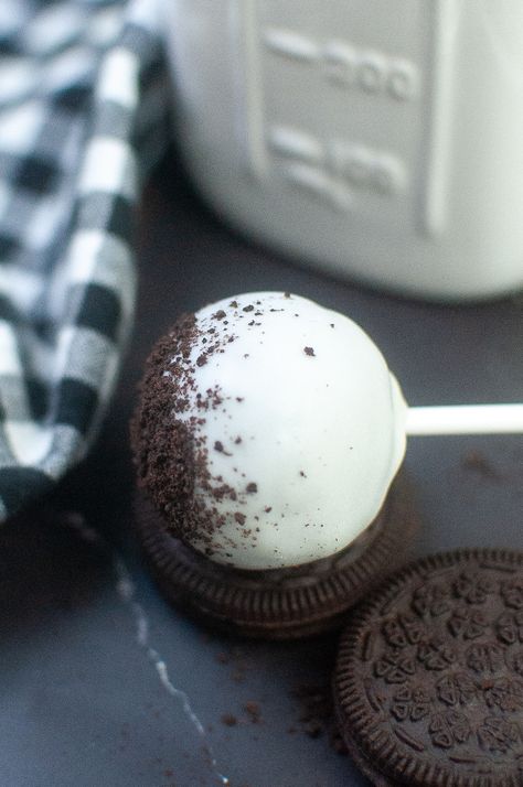 Cake Pops Cookies And Cream, Cake Pop From Starbucks, Starbucks Oreo Cake Pop, Cookies N Cream Cake Pops, Cookies And Cream Cake Balls, Cake Pops From Starbucks, Starbucks Cookie Dough Cake Pops Recipe, Cookie Dough Cake Pops Recipe, Oatmeal Pie Cake Pops