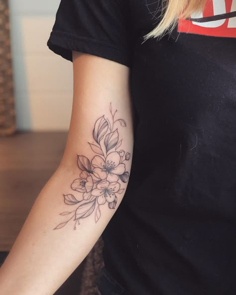 Pretty Flower Tattoos, Army Tattoos, Flower Tattoo Drawings, Herz Tattoo, Beautiful Flower Tattoos, Elbow Tattoos, Flower Tattoo Shoulder, Flower Tattoo Arm, Rosen Tattoo