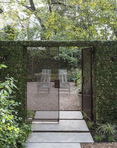 A new look at rusted metal through the eyes of resourceful landscape designers. Tor Design, Garden Hacks, Garden Vines, Rusted Metal, Fence Gate, Backyard Fences, Garden Gate, Fence Design, Futurism