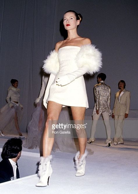 Kate Moss  - Isaac Mizrahi Runway Show, 1994 Isaac Mizrahi 1994, Kate Moss Runway, Kate Moss Wedding, Christian Dior Gowns, Dior Gown, Crinoline Skirt, Alternative Bride, Chanel Haute Couture, Shirt Dress Style