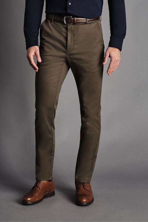 Busy day ahead? Get up and out in double-quick time with our non-iron chinos. Simply wash and hang, then wear and go. We've updated our Ultimate Non-Iron Chinos with a slimmer leg and a comfortable, curved waistband, so you can enjoy an improved fit. They're made from a cotton with a hint of stretch for easy movement and superior softness. Better still? The stain-resistant fabric doesn't hold marks, so it stays looking new for longer. Wear these versatile chinos all year round - they're the smar Minimalist Outfit Casual, Khakis Outfit, Smart Casual Office, Curved Waistband, Minimalistic Outfits, Minimalist Fashion Men, Smart Men, Chinos Style, Charles Tyrwhitt