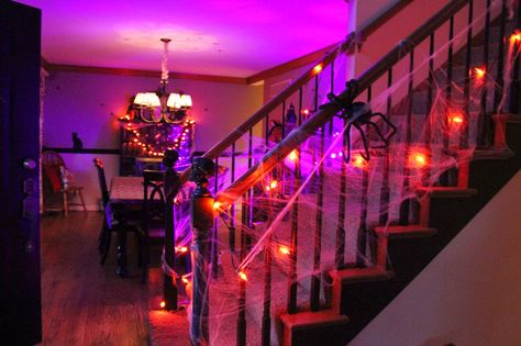 Halloween Decorations Indoor Party, Halloween Decorating Ideas, Halloween Lights Decorations, Hosting Ideas, Indoor Party, Halloween Outside, Fall Room, Halloween House Party, Spooky Halloween Party