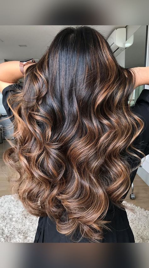 Balayage Hair Caramel, Highlights For Dark Brown Hair, Rambut Brunette, Dark Brunette Hair, Brunette Hair With Highlights, Dark Hair With Highlights, Brunette Balayage Hair, Highlights Brown Hair, Balayage Brunette