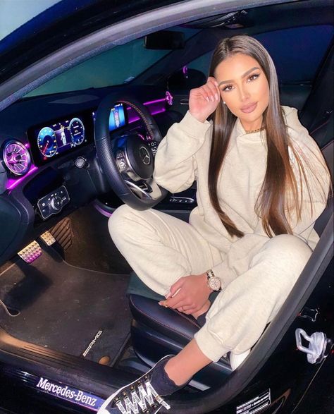 In car picture pose two pieces matching outfit beige New Car Picture, Car Pictures Instagram, Car Picture, Car Poses, Cute Instagram Pictures, Photographie Inspo, Selfie Poses Instagram, Stylish Photo Pose, Foto Casual