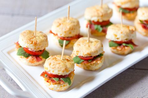 This mini pimento BLT cheddar biscuits recipe starts with cheddar biscuits and ends with your party guests asking for seconds—even thirds! Mini Food Appetizers, Picknick Snacks, Tea Party Sandwiches, Nibbles For Party, Mini Appetizers, Bite Size Food, Fingerfood Party, Cheddar Biscuits, Crowd Pleasing Recipes