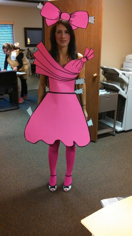 Paper doll costume.. You're doing it right! Paper Doll Halloween, Homeade Halloween Costumes, Paper Doll Costume, Purim Costumes, Diy Costumes Women, Crazy Costumes, Doll Halloween Costume, Clever Halloween Costumes, Hallowen Costume