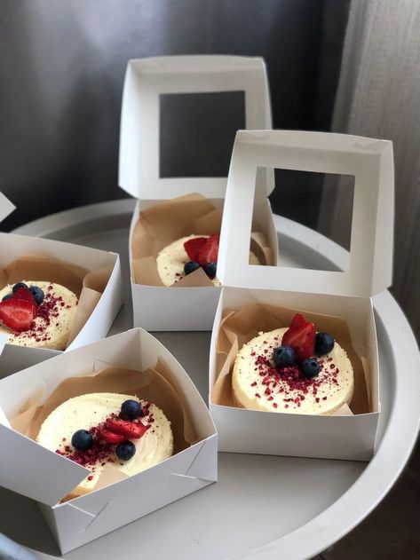 Cheesecake Gift Ideas, Mini Cakes Packaging Ideas, Mini Cheesecake Packaging Ideas, Mini Cheesecakes Aesthetic, Mini Cheesecake Packaging, Cheesecake Box Packaging, Mini Bussines Idea, Mini Cakes Packaging, Packaging Cheesecake