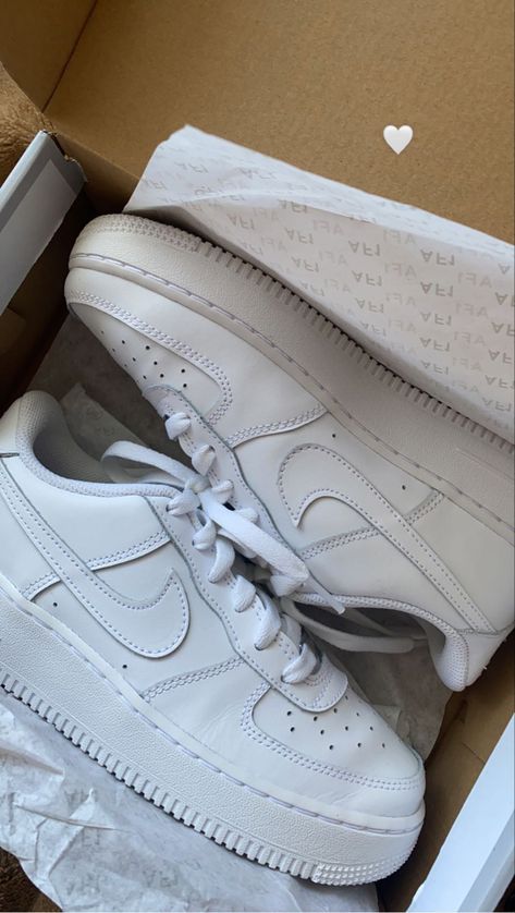 Nike Air Force One Blanche, Air Force Shoes Aesthetic, Air Force 1 Asthetic Picture, Air Force 1 Blanche, Nike Air Force Woman, Nike Air Force Aesthetic, Aesthetic Airforce, Air Forces Outfits Women, Outfit With Air Force 1