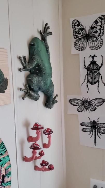 Paper Mache Wall Decor, Aesthetic Crafts For Room, Cardboard Diy Room Decor Wall Art, Paper Mache Frog, Cardboard Wall Decor Diy, Cute Cardboard Crafts, Frog Mural, Aesthetic Decor Diy, Things To Make For Your Room