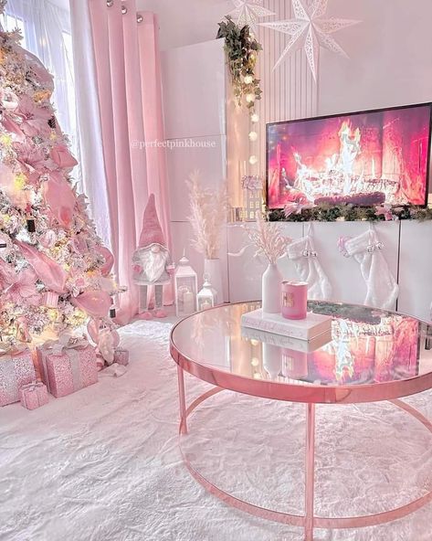 Pink Christmas Bedroom, Pink Living Room, Pink Christmas Decorations, Christmas Decorations Living Room, Pink Home Decor, Christmas Living Rooms, Christmas Bedroom, Christmas Room, Pink Houses