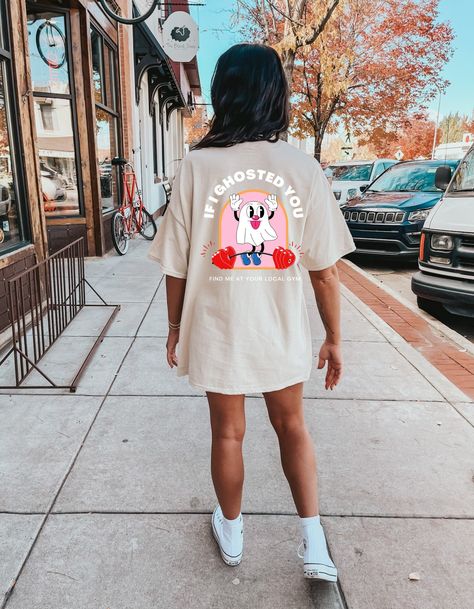 ️👻IF I GHOSTED YOU, FIND ME AT YOUR LOCAL GYM👻❤️🏋🏽 We may all be guilty of ghosting, or victims of being ghosted 😭 Either way, you know you'll be in the gym repping out your sadness and pushing through your tears! This shirt is a cute retro design for anybody who would rather be at the gym than their own home 💗 👕ABOUT THE SHIRT👕 The unisex heavy cotton tee is the basic staple of any wardrobe. It is the foundation upon which casual fashion grows. The specially spun fibers provide a smooth surface and there are no side seams mean there are no itchy interruptions under the arms. The shoulders have tape for improved durability. - 100% cotton (fiber content may vary for different colors) - Medium fabric (5.3 oz/yd² (180 g/m²) -Classic fit -Tear-away label - Runs true to size - Unisex si Funny Gym Shirts Casual, Back Print Shirt, Outfit Gym, Musa Fitness, Oversized Dress, New Energy, Jack Russell Terrier, Dyed Fabric, Hot Days