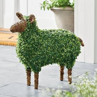 Cranberry Farm, Classic Garden Design, Chicken Wire Sculpture, Sheep Decor, Boxwood Garden, Faux Boxwood, Topiary Garden, Classic Garden, Diy Garden Furniture