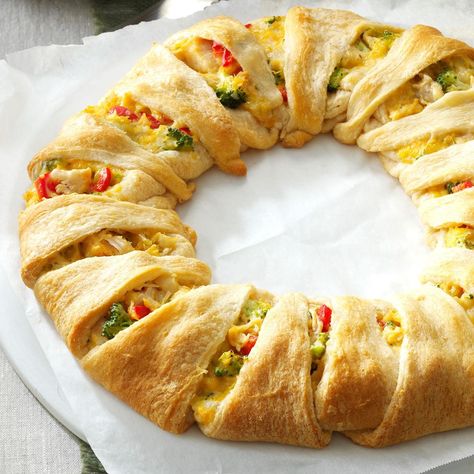 Here's an impressive-looking dish that's a snap to prepare. Even when my cooking time is limited, I can still serve this delicious crescent wreath. The red pepper and green broccoli add a festive touch. —Marlene Denissen, St. Croix Falls, Wisconsin Chicken Crescent Wreath, Crescent Roll Wreath, Crescent Wreath, Crescent Roll Appetizers, Roll Wreath, Best Christmas Appetizers, Chicken Crescent, Make Ahead Appetizers, Fried Chicken Breast