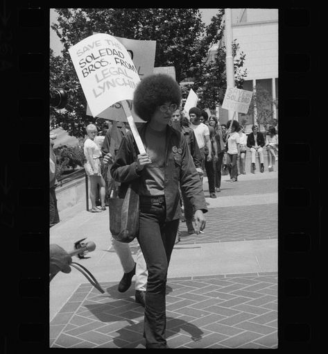 Angela Davis demonstrates against prison conditions at the State Building (Calif.)1970 Angela Davis Black Panther, Panthers Outfit, Black Panthers Movement, Black Power Movement, Angela Davis, Civil Rights Leaders, Black Panther Party, Power To The People, Civil Rights Movement