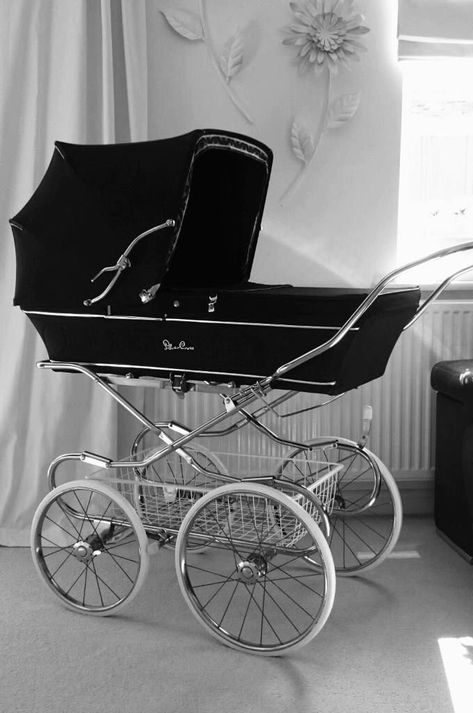 Gothic Nursery, Best Prams, Gothic Baby, Vintage Pram, Goth Baby, Baby Buggy, Baby Bats, Baby Ready, Prams And Pushchairs