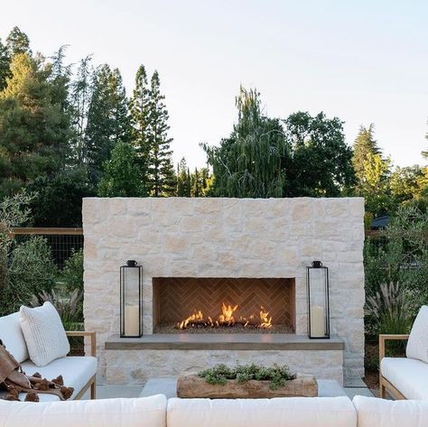 U Sectional, Modern Outdoor Fireplace, Outdoor Fireplace Designs, Outdoor Fireplace Patio, Backyard Fireplace, Backyard Renovations, Backyard Remodel, Backyard Inspiration, Backyard Inspo