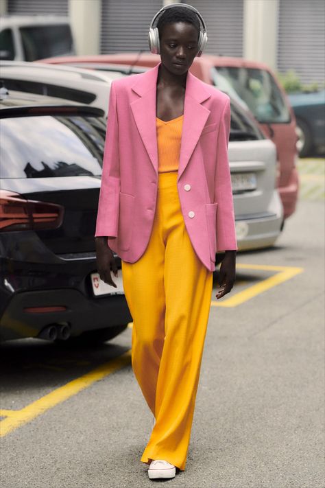 Look Rose, Color Blocking Outfits, Yellow Pants, Populaire Outfits, Power Dressing, Elegante Casual, Orange Top, Mode Ootd, Pink Blazer