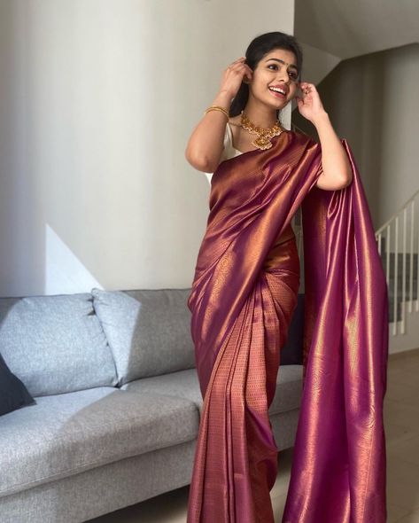 South Indian Party Wear Saree, Wedding Saree New Trend, Wine Kanjivaram Saree, Manthrakodi Saree Blouse Designs, Latest Saari Trends Indian, Simple Bridal Saree Look, South Indian Saree Looks, Simple Wedding Saree Look, South Indian Sarees Modern