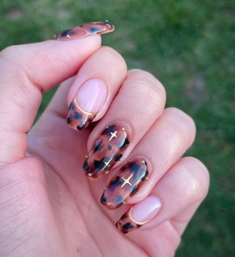 "Tortoiseshell inspired gold chrome gel press on nails.  Hello and welcome to my shop!  I hope that you can find something that brings you joy here! I look forward to creating beautiful nails that fit your style!  🤎🐢MATERIALS   Gel Tips with gel nail polish painted on top! 🤎🐢HOW LONG THEY LAST  Adhesive Stickies: lasts up to 1 week (do not touch water for 3 hours after applying) Nail Glue: lasts anywhere between 2-3 weeks  Each nail set can be reused multiple times if properly cared for! 🤎🐢CUSTOM SIZES  I highly encourage custom nail sizes in order to ensure that each customer gets their perfect fit!  To type in your custom size, choose \"CUSTOM SIZE\" in the sizes options, and then click the \"add personalization\" box. Then measure each of your nail beds in millimeters to get your Tortoise And Gold Nails, Tortoise Shell And Gold Nails, Leopard Pumpkin Nails, Fall Medium Nails, Brown Gel X Nails, Tortoise Nails Design, Tweed Nail Art, Turtle Shell Nails, Tortishell Nails Design