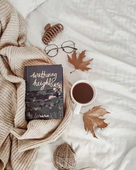 Fall Book Photography, Autumn Book Photography, Fall Bookstagram Ideas, Aesthetic Book Photos Instagram, E Book Aesthetic, Book Pics Instagram, Book Photo Ideas Instagram, Instagram Book Post Ideas, Book Aesthetic Photos