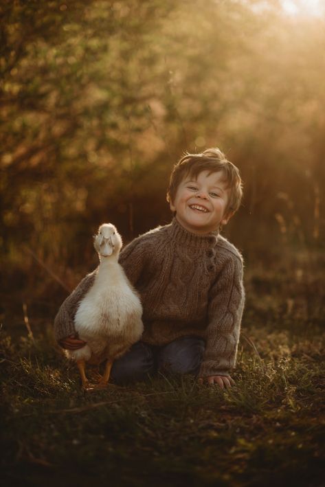 I Photograph The Innocent Moments Of Children With Animals (30 Pics) Photographie Portrait Inspiration, Country Kids, Foto Inspiration, Portrait Inspiration, Cuteness Overload, Bored Panda, استوديو الصور, Children Photography, Animals For Kids