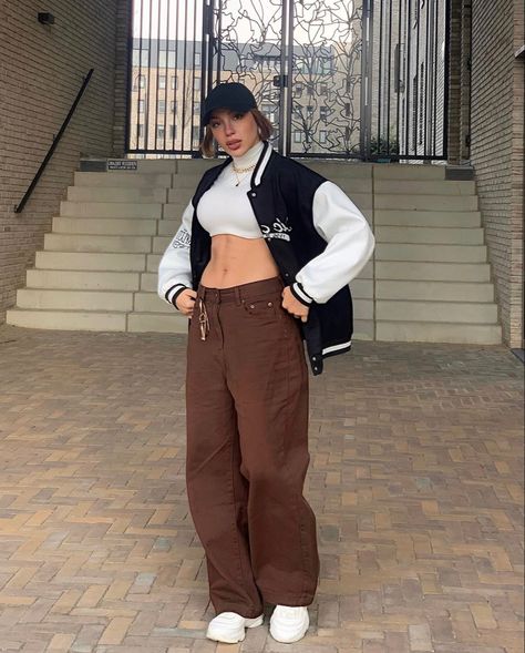 Black varsity/baseball jacket, brown oversized jeans, white crop top, white sneaks, black cap, streetwear, streetstyle Brown Jeans Outfit, Baseball Jacket Outfit, Varsity Jacket Outfit, Jacket Outfit Women, Black And White Jacket, Oversized Jean Jacket, Streetwear Fits, Oversized Jeans, People Clothes