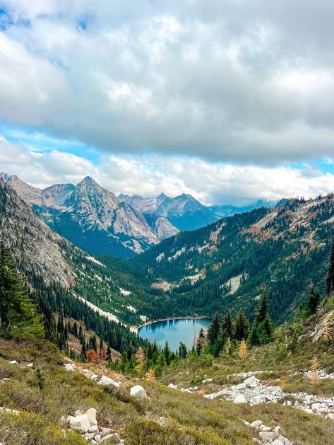 Best Hike in North Cascades National Park - you can not miss this, the best view hikes in North Cascades National Park - save this pin for later! Shendoah National Park, Northwest National Park Road Trip, Northern Cascades National Park, Washington State National Parks, Granola Core, Podcast Aesthetic, Washington Trip, Earth Fairy, Cascades National Park