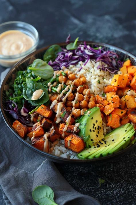 Buddha Bowl Buddah Bowls Vegetarian, Buddah Bowl Aesthetic, Buddha Bowl Aesthetic, Medditeranean Bowl, Dinner Idea Easy, Holistic Food, Healthy Wrap, Buddha Bowl Recipe, Fresh Vegetable Recipes