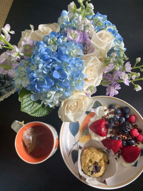 Yogurt parfait, fresh fruit, muffins, tea and a flower arrangement on a table. A simple breakfast. Romantic Beach, Beach Town, Simple Living, Coastal Style, Perfect Summer, Acai Bowl, Hydrangea